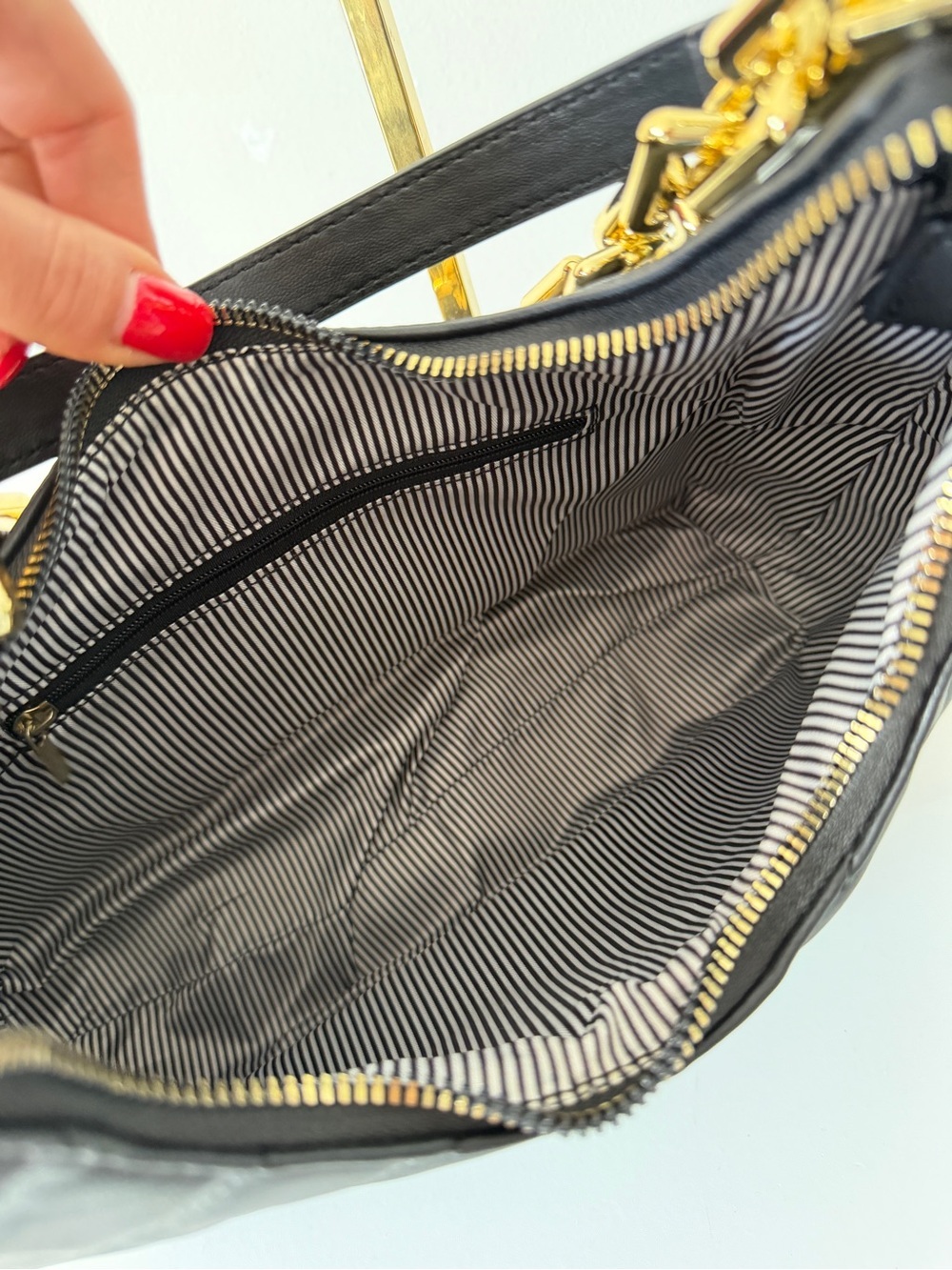Black Quilted Shoulder Bag Gold Chain Accent Hobo Style Zipper Closure new - Picture 5 of 6